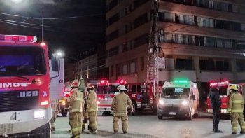 cuatro heridos graves y 900 evacuados por el incendio de un edificio que aloja turistas en bariloche
