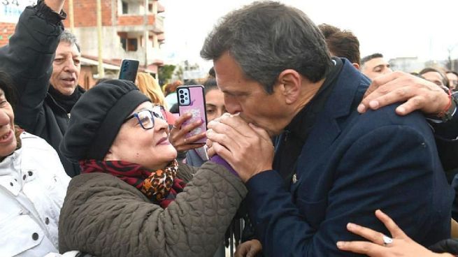 Elecciones 2023. Sergio Massa estuvo acompañado por el ministro de Transporte, Diego Giuliano; la vicegobernadora bonaerense, Verónica Magario, y el intendente de La Matanza, Fernando Espinosa.