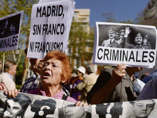 Familiares de víctimas del franquismo durante una protesta en Madrid.