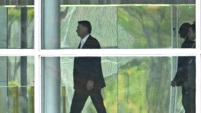 El presidente de Brasil, Jair Bolsonaro, recorre los pasillos del Palacio de la Alvorada tras la derrota.