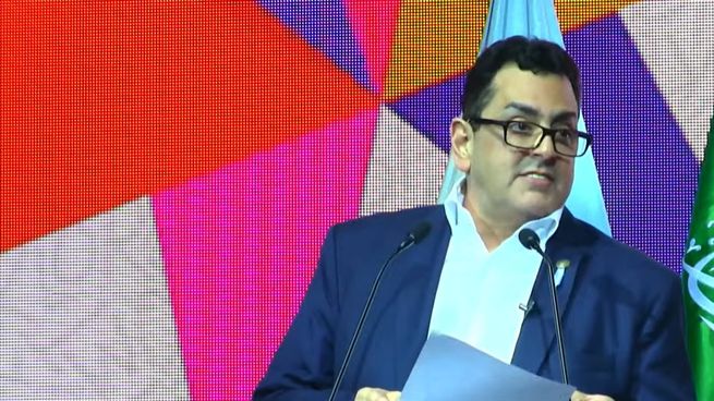 Cifelli, fuertemente abucheado en la apertura de la Feria del Libro.