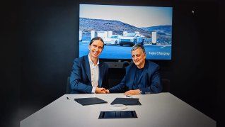 Horacio Marín, presidente y CEO de YPF, se reunió en Texas con Igor Antarov, Regional Manager Chargind - Emerging Markets de Tesla. Horacio Marín, presidente y CEO de YPF, se reunió en Texas con Igor Antarov, Regional Manager Chargind - Emerging Markets de Tesla.