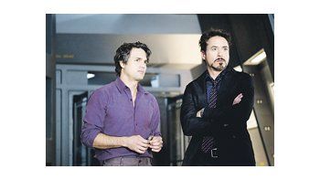 Mark Ruffalo, un extraordinario Dr. Banner, y el siempre eficaz Robert Downey Jr. como Tony Stark, parte del excelente elenco de «Los vengadores», imperdible film no sólo para fans del comic.