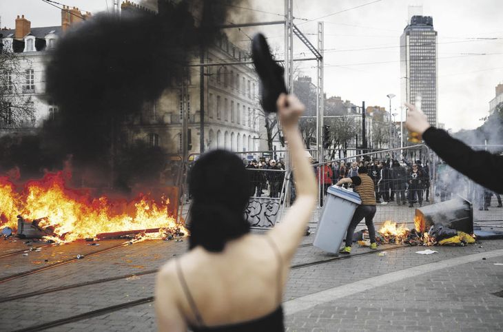 PULSO. Las protestas contra la reforma de pensiones son permanentes en París desde principios de marzo y han sumido a la ciudad en un caos inédito. PULSO. Las protestas contra la reforma de pensiones son permanentes en París desde principios de marzo y han sumido a la ciudad en un caos inédito.
