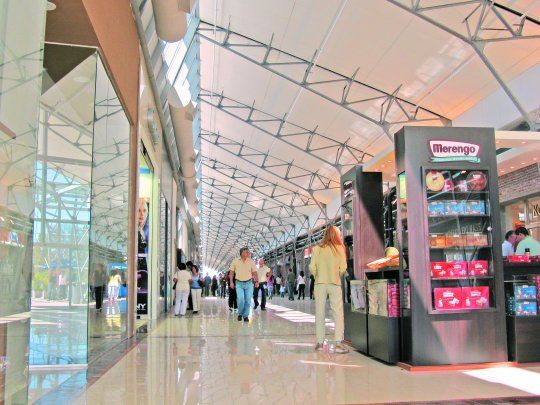 Desafío. Los shopping de Santa Fe reabren desde ayer con protocolos sanitarios.