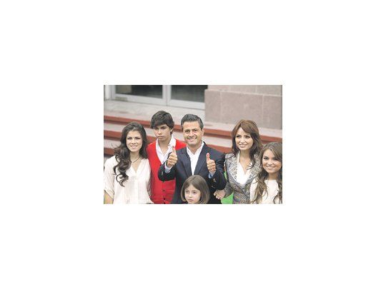 El abanderado del PRI votó ayer en su poblado natal de Atlacumulco, en el estado de México. El candidato de centroizquierda Manuel López Obrador sufragó en el barrio de Copilco, sur de la capital.