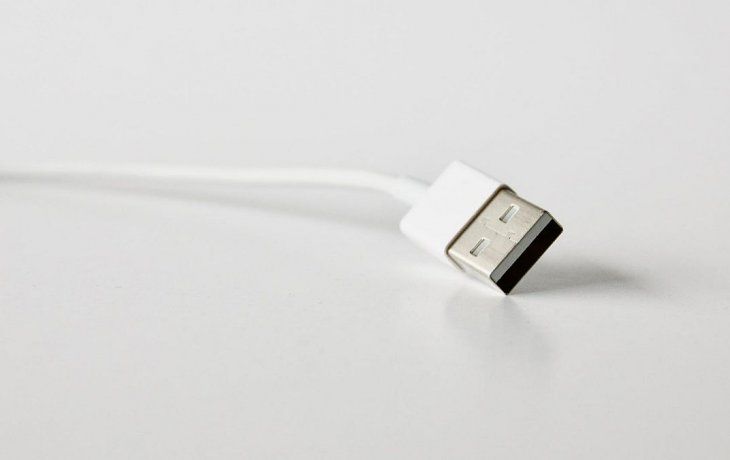 Los distintos puertos p&uacute;blicos para cargar el celular pueden acarrear peligros, por lo que hay que protegerse con los preservativos USB.