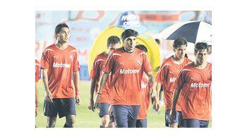 Cabezas gachas y mucha bronca. Así se fue Independiente; el último partido que ganó fue el clásico ante Racing en el debut de Mohamed.