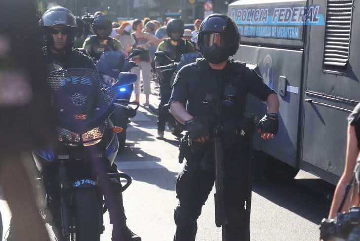 La Policía Federal, en la marcha contra la ley ómnibus. La Policía Federal, en la marcha contra la ley ómnibus.