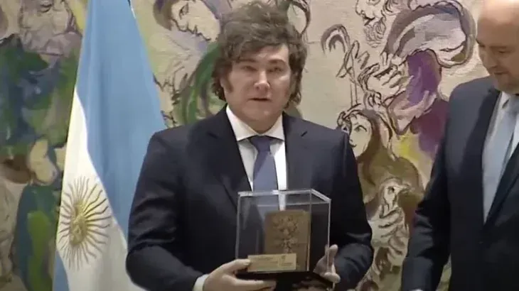 Javier Milei con el Premio Génesis. Javier Milei con el Premio Génesis.