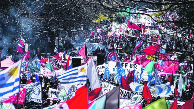 CONVOCATORIA. Miles de personas asistieron ayer el acto principal del paro en Montevideo.&nbsp;
