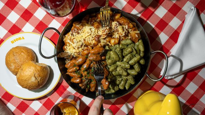 El nombre -Rioba, “barrio” en lunfardo al revés- sintetiza ese anclaje territorial y funciona como punto de partida conceptual para una marca con proyección.