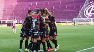 Falta uno. Barracas Central se abraza tras el gol de Domínguez que los deja a un paso de la clasificación.&nbsp;