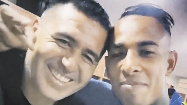 festejan. Riquelme con Villa, tras ganar la Copa de la Liga Profesional.