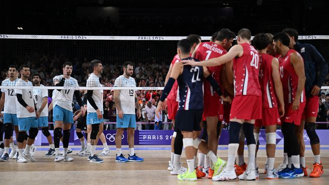 La Selección masculina de voley sufrió una dura derrota en el debut en París 2024.