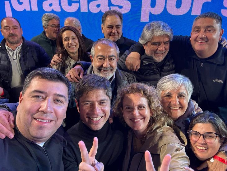 Héctor Daer (Sanidad), y dos de los candidatos a conducir la central, Cristian Jerónimo (vidrios) y Maia Volcovinsky (judiciales) festejan junto a Axel Kicillof la victoria de Fuerza Patria. Héctor Daer (Sanidad), y dos de los candidatos a conducir la central, Cristian Jerónimo (vidrios) y Maia Volcovinsky (judiciales) festejan junto a Axel Kicillof la victoria de Fuerza Patria.