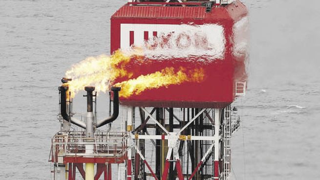 RECURSO VITAL. Una llamarada de gas emerge de una plataforma de la petrolera Lukoil en el mar Caspio. Para Europa Occidental es imposible hoy renunciar a los hidrocarburos rusos.