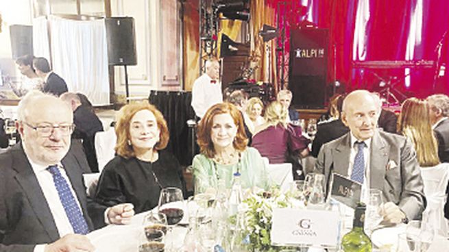 Ágape. El cónsul general de España, Fernando Garcia Casas ( izquierda); la jujeña Cristina Guzmán; la titular de ALPI y anfitriona, Teresa Gonzalez Fernández; junto al embajador Archivaldo Lanús ( derecha), en el Club Español.