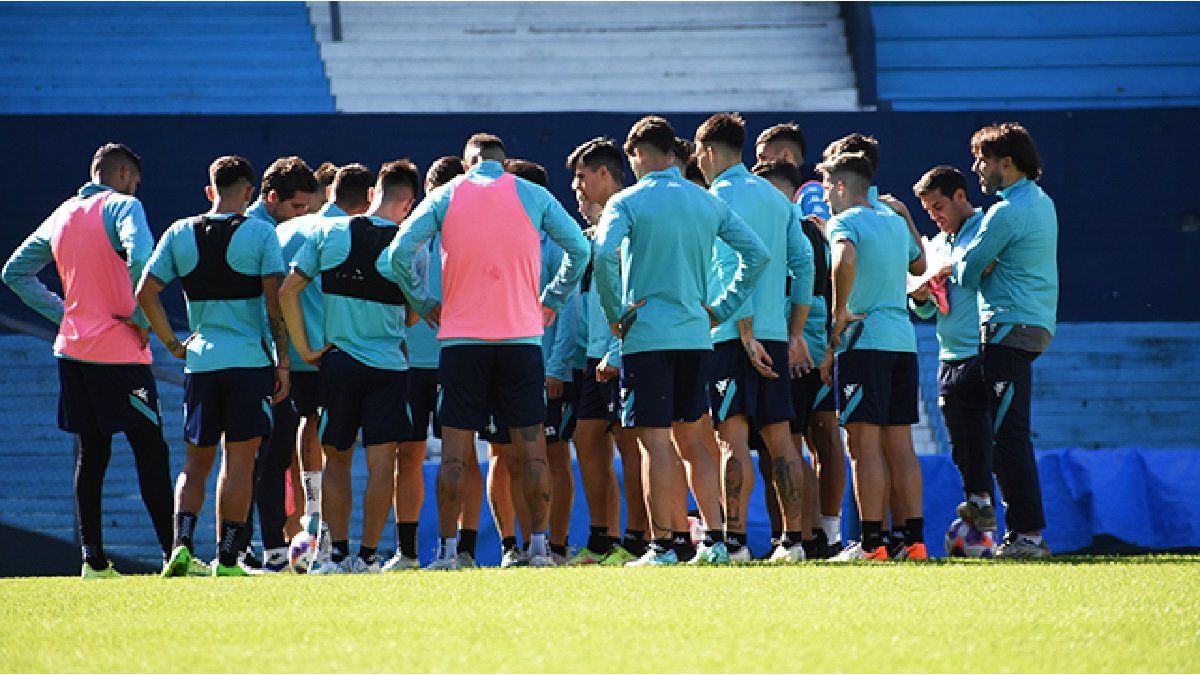 The Racing squad trains with police custody in Avellaneda