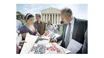 Dick Heller, el guardia de seguridad que demandó a la ciudad capital de EE.UU.por haberle denegado un pedido para tener un arma en su casa, firma autógrafos fuera del edificio de la Corte Suprema en Washington. Su caso puso fin a una extensa polémica legal.