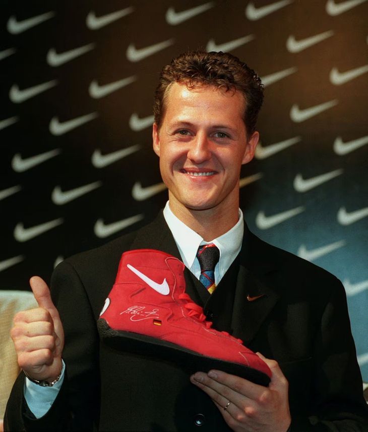 Los vínculos entre Nike y la Fórmula 1 no son nuevos. En 1996, la compañía firmó un acuerdo de patrocinio con Michael Schumacher -cuyo hijo, Mick, ahora compite en IndyCar en Estados Unidos- un compromiso que duró hasta 2002, cuando el piloto firmó con Fila. Los vínculos entre Nike y la Fórmula 1 no son nuevos. En 1996, la compañía firmó un acuerdo de patrocinio con Michael Schumacher -cuyo hijo, Mick, ahora compite en IndyCar en Estados Unidos- un compromiso que duró hasta 2002, cuando el piloto firmó con Fila.