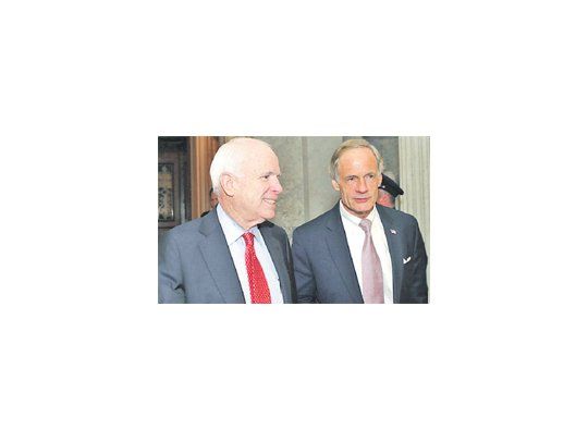 El republicano John McCain y el demócrata  Thomas Carperse mostraron distendidos tras el aval al presupuesto que le otorga fondos al Gobierno de Barack Obama hasta 2015.