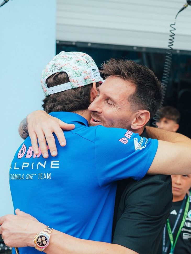El abrazo de Colapinto y Messi en la previa del GP de Miami de Fórmula 1.