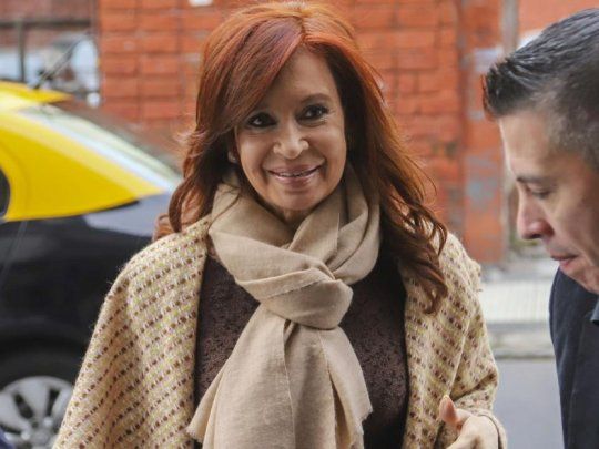 Cristina ingresando al Senado para reunirse con productores citrícolas de Entre Ríos.