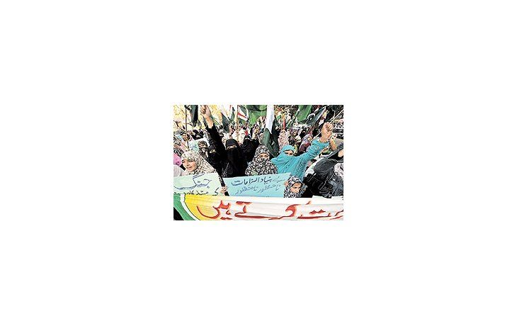 Activistaspaquistaníesse manifestaronayeren Lahorecontra lasacusacionesindias. Lacrisisbilateral trasla oleadaterrorista enla Indiahacer temerpor el cesedel fuego enCachemira.