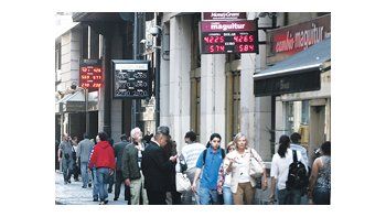 ámbito.com | La jornada en la City porteña fue más tranquila que la del lunes. Con el sistema funcionando, pero muchassolicitudes rechazadas, los reclamos se trasladaron de las casas de cambio a las oficinas de la AFIP.
