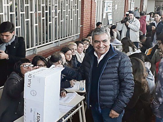postal. Alfaro, al votar. El sábado circularon papeletas que lo mixturaban con Manzur y con Alperovich.