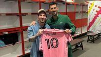 Lionel Messi junto a Novak Djokovic durante el Masters 1000 de Miami 2025.