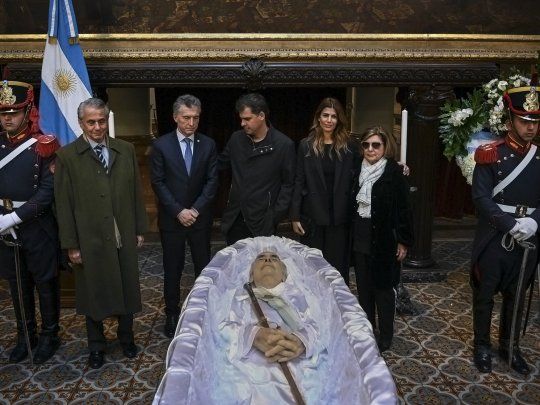 Macri junto a Antonio De la Rúa, Juliana Awada y la viuda del exmandatario Inés Pertiné en el velatorio del expresidente Fernando De la Rúa en el Salón de los Pasos Perdidos del Congreso Nacional.&nbsp;