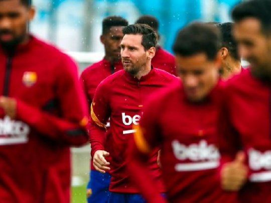 Lionel Messi entrenando con sus compañeros