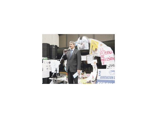 El secretario de Comunicación Pública, Alfredo Scoccimarro, fue otra vez el encargado de leer el parte en las puertas de la Fundación Favaloro, ante grupos de militantes kirchneristas.