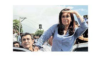 En su lenta recorrida por las calles empantanadas, la Presidente escuchó los dramáticos relatos de los damnificados.