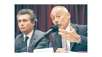 ámbito.com | En el caso Schoklender «hablan de plazos cuando lo que se presentó no tiene peso para elevar al fiscal. La denuncia tenía que ver con una seña de un inmueble por u$s 20.000, pero quedaban u$s 70.000 por pagar», dijo José Sbatella (izquierda) en un seminar