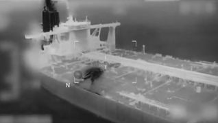 Primeras imágenes de la captura del barco Bella 1. Primeras imágenes de la captura del barco Bella 1.