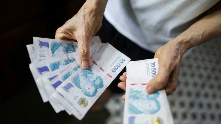 El 72% de los menores de 40 a&ntilde;os no llega con sus ingresos m&aacute;s all&aacute; del d&iacute;a 20 y el 60,9% se endeud&oacute; en los &uacute;ltimos seis meses, seg&uacute;n Zentrix. Otros sondeos muestran que entre el 65,6% y el 76% prioriza la recuperaci&oacute;n de los salarios y el empleo por encima de la estabilidad de precios.