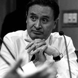 El desaparecido periodista Ricardo Rocha entrega a la justicia en 1996 una copia del videocasete de la Masacre de Aguas Blancas. El desaparecido periodista Ricardo Rocha entrega a la justicia en 1996 una copia del videocasete de la Masacre de Aguas Blancas.