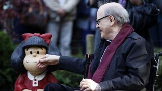Quino con su famosa Mafalda, en el documental Quinografía