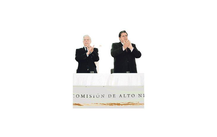 La imagen de archivo muestra al presidente Alan García junto a Mario Vargas Llosa, cuando el escritor aceptó ser director del proyecto del Museo de la Memoria. Vargas Llosa renunció en repudio a la amnistía decretada por García.