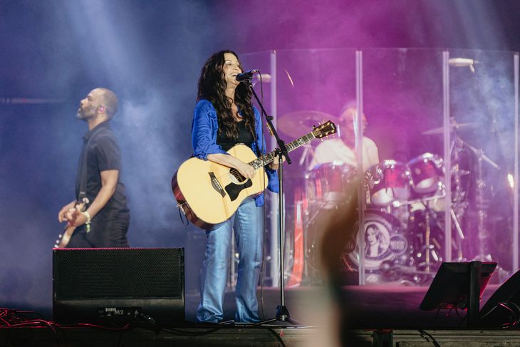 Alanis Morissette gave his classics on the first night of the festival. Alanis Morissette gave his classics on the first night of the festival.
