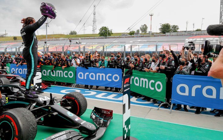 Lewis Hamilton sumó un triunfo arrollador en Hungría y se quedó con un récord de Michael Schumacher.