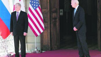 DESCONEXIÓN. En los momentos en los que posaron juntos para las cámaras, el presidente de EE.UU., Joe Biden, y el de Rusia, Valdímir Putin, se mostraron incómodos.