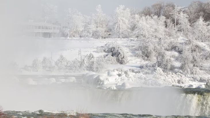 Varios turistas accedieron a Niagara Falls para fotografiar el paisaje congelado alrededor de las cataratas. Varios turistas accedieron a Niagara Falls para fotografiar el paisaje congelado alrededor de las cataratas.