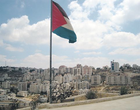 La «nueva Ramala» se alza sobre una colina frente al memorial al poeta y dirigente palestino Mahmud Darwish. La construcción es una actividad fuerte en la ciudad.