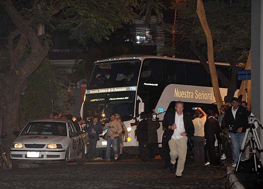 Llegada. Última curva del micro que transporta a la Selección desde el aeropuerto al Hotel Sheraton.