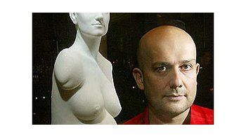 Marc Quinn junto a otra de sus provocadoras obras.