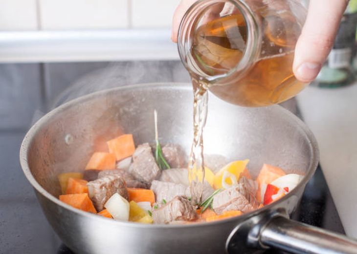 ¿Cuánto alcohol queda en los alimentos cocinados? La ciencia detrás de los platos con licorS ¿Cuánto alcohol queda en los alimentos cocinados? La ciencia detrás de los platos con licorS